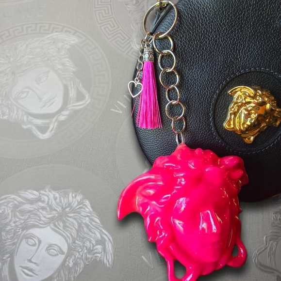 🆕️La Medusa Hot Pink Bag Charm / Keychain with Heart Charm & Pink Tassle - Picture 12 of 16
